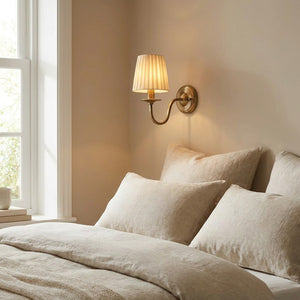 Applique murale avec abat-jour crème dans chambre lumineuse