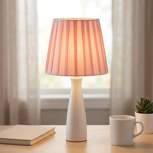 Abat-jour plissé rose sur lampe de bureau dans un intérieur nordique