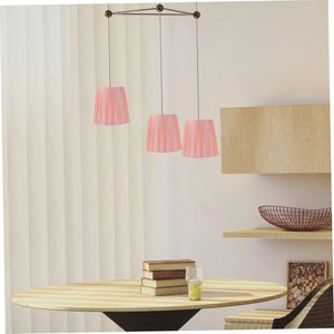 Abat-jour plissé rose en situation dans un intérieur moderne