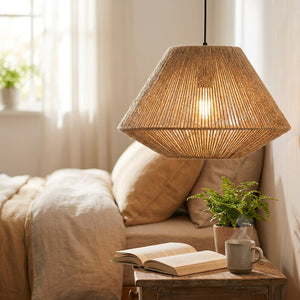 Abat-jour rotin naturel dans une chambre cosy - ambiance lecture