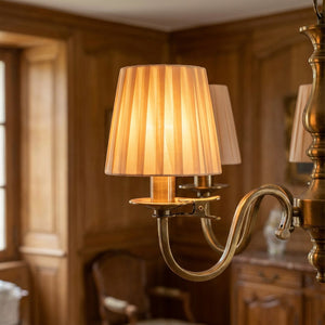 Abat-jour à clipser beige sur un lustre dans une salle à manger élégante