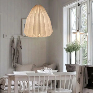 Abat-jour origami Plissée en suspension au-dessus d'une table à manger nordique