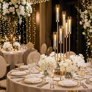 Candélabre doré décoration mariage - table de réception avec bougies allumées