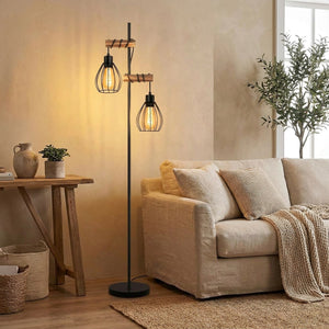 Lampadaire vintage noir dans un salon cosy ambiance rétro