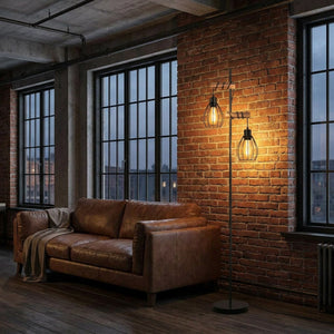 Lampadaire vintage noir cage métal dans un loft industriel
