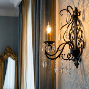 Applique murale en fer forgé installée dans une chambre française avec miroir doré