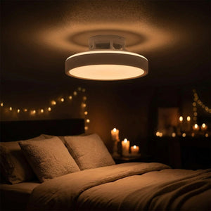 Plafonnier LED blanc sans pale et ventilateur plafond allumé dans une chambre la nuit avec veilleuse douce