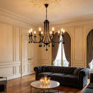 Luminaire cristal dans salon français, canapé velours et table en marbre