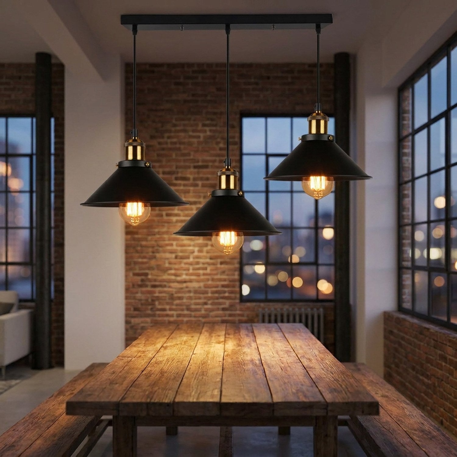 Triple suspension vintage industrielle à barre linéaire avec 3 abat-jour noirs au-dessus d'une salle à manger style loft
