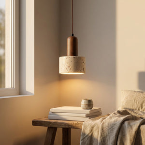 Suspension pierre naturelle bohème dans un salon minimaliste