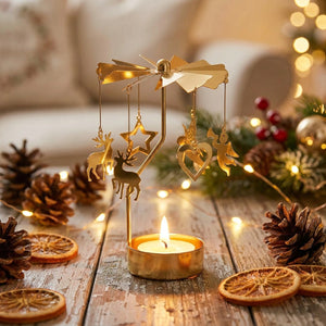 Bougeoir rotatif doré sur table de Noël avec bougie allumée et décorations hivernales