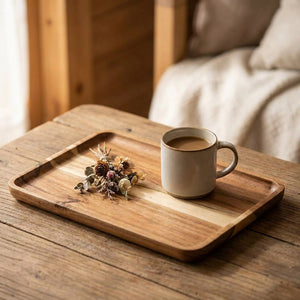 Plateau de service en bois d'acacia naturel avec tasse de café et fleurs séchées