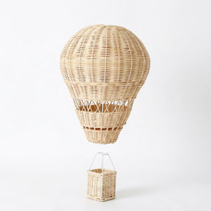 Ballon à air chaud en rotin naturel tressé avec panier suspendu fond blanc