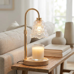 Lampe chauffe-bougie posée sur une console près d un canapé en lin