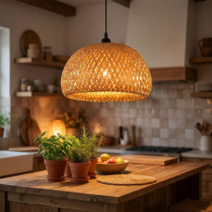 Suspension bambou dans une cuisine bohème ambiance chaleureuse