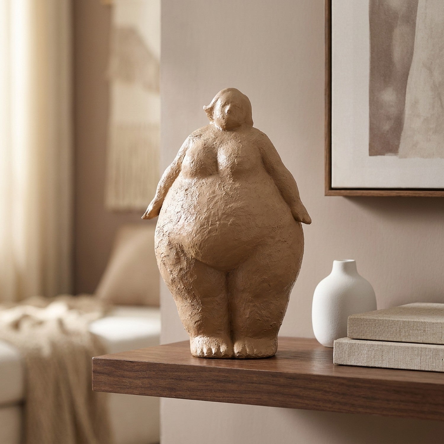Figurine femme ronde sable debout sculpture nordique sur étagère salon