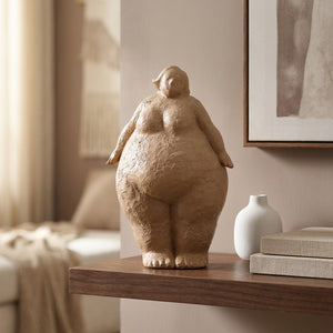 Figurine femme ronde sable debout sculpture nordique sur étagère salon