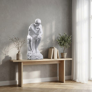 Statue penseur de Rodin en résine sur console moderne dans salon lumière naturelle