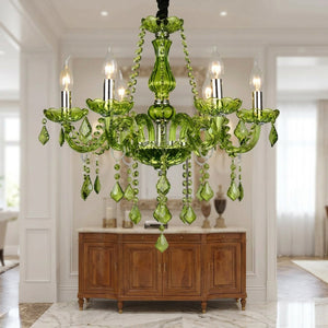Lustre en cristal vert dans une entrée chic au sol en marbre