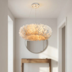 Lustre suspension en plumes blanches dans une entrée lumineuse avec miroir rond