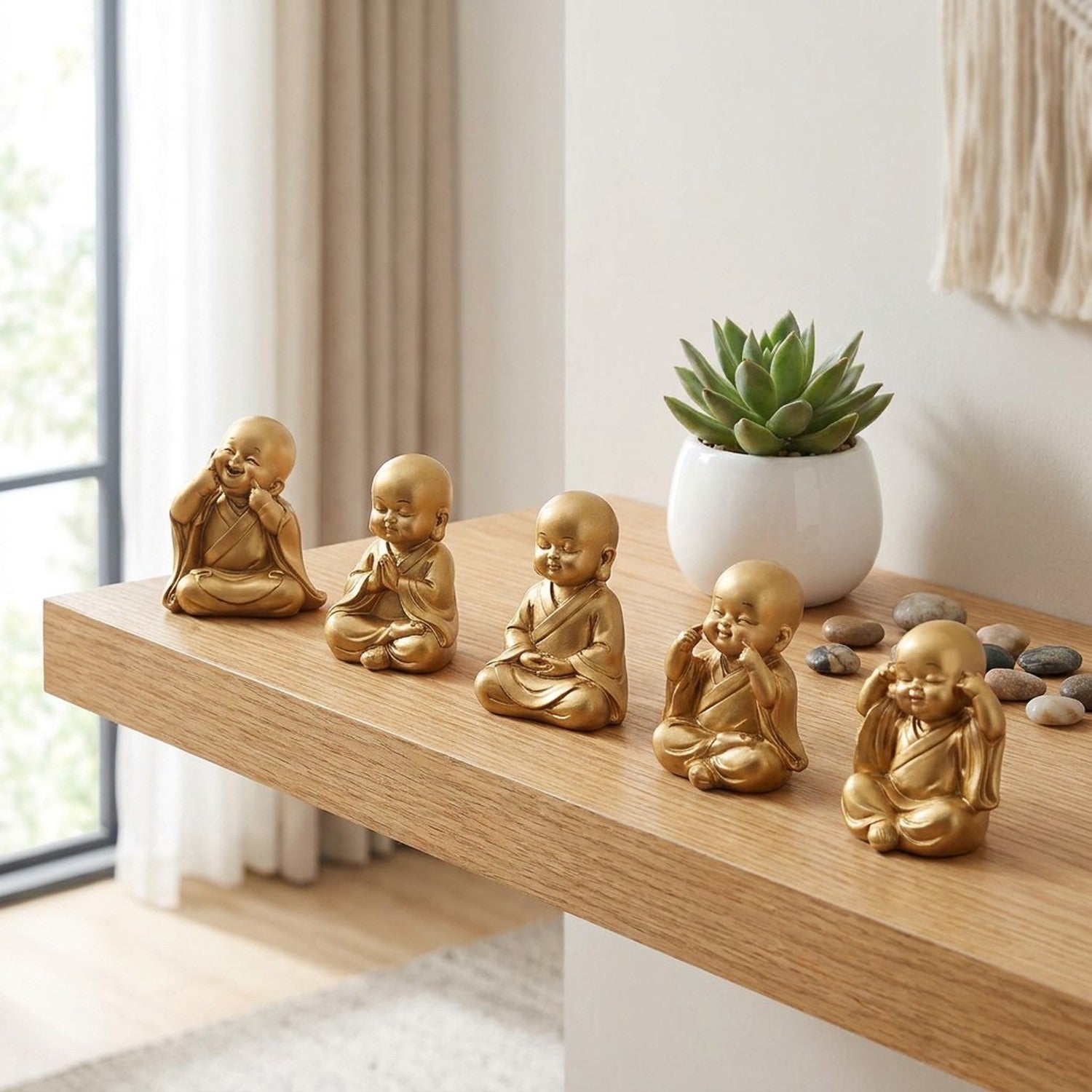Plusieurs statuettes de moines bouddhistes en résine sur une étagère en bois avec plante verte décoration zen