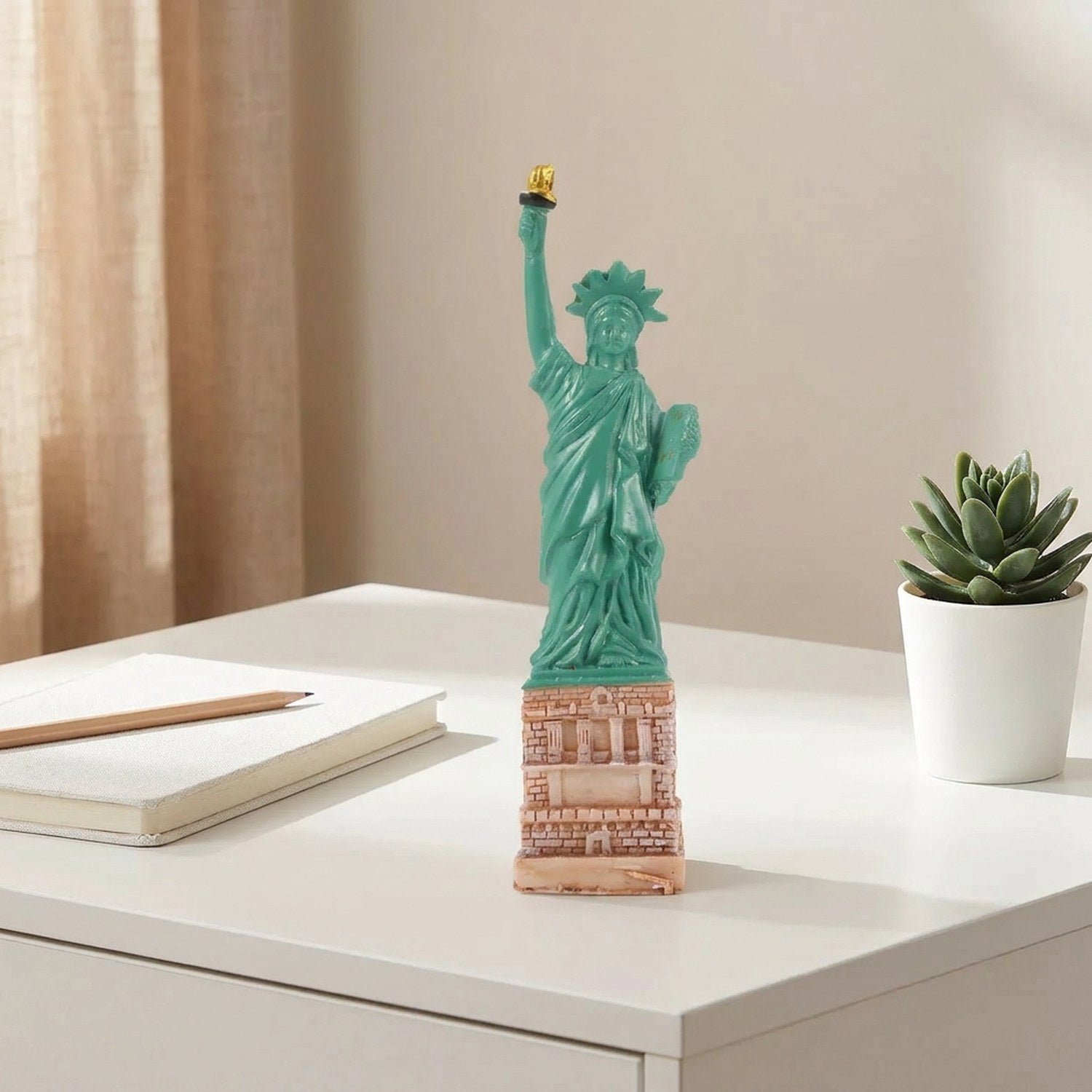 Statuette de la Liberté en résine sur bureau moderne