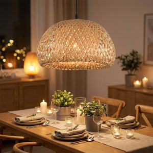 Suspension bambou tressé naturel allumée au-dessus d'une table à manger