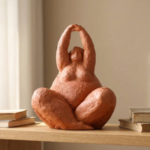 Figurine femme ronde en résine terracotta pose yoga sculpture abstraite décorative