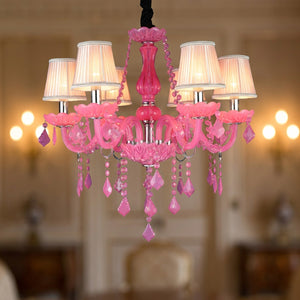 Lustre cristal rose foncé avec abat-jour gros plan