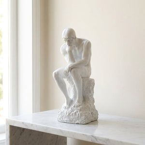 Statue penseur de Rodin en résine blanche sur console en marbre intérieur lumineux