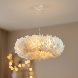 Lustre suspension plumes blanches gros plan allumé