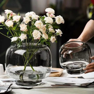 Vase bulle gris fumé tenu en main montrant sa taille réelle