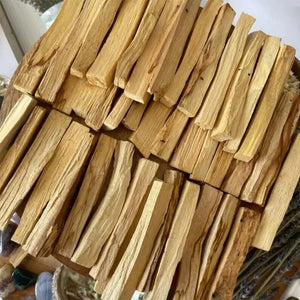 Bâtons d'encens Palo Santo naturels en vrac sur fond sombre
