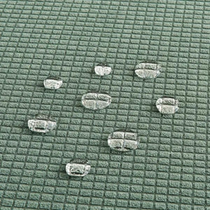 Gros plan sur le tissu imperméable avec des gouttes d'eau perlées