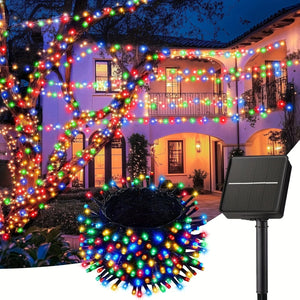 Guirlande lumineuse solaire multicolore illuminant un jardin la nuit