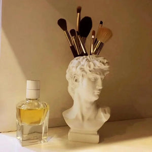 Vase buste antique en résine blanche utilisé comme porte-pinceaux maquillage