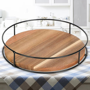 Vue du plateau tournant en bois et métal noir posé sur une nappe à carreaux, cuisine en arrière-plan