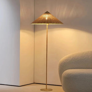 Lampadaire abat-jour bambou naturel tressé allumé dans un salon contemporain