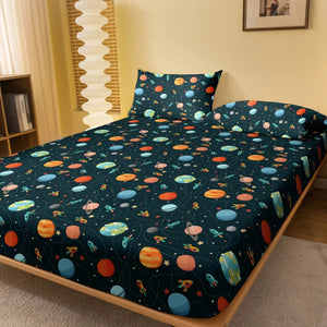 Drap housse cosmos bleu nuit avec fusées et planètes sur un lit fait dans une chambre chaleureuse