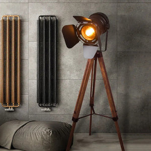 Détail de la tête noire du projecteur avec ses volets orientables allumée