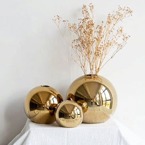 Vase boule en céramique dorée vue de face brillant