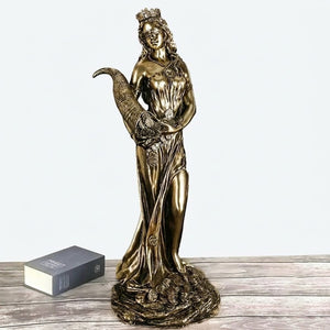 Vue de face statue Tyche résine dorée avec livre pour échelle
