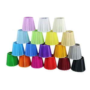 Abat-jours organza plissé en dix couleurs vives sur fond blanc clip E14