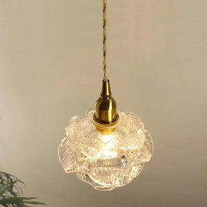 Détail du câble tressé et de la douille E14 du lustre rose en verre