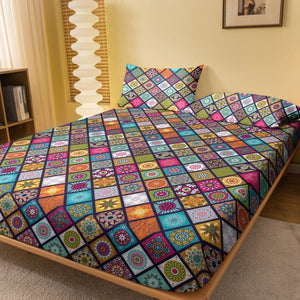 Drap housse imprimé mandala bohème installé sur un lit avec une taie assortie
