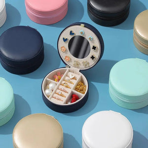 Vue d'ensemble des 6 coloris du coffret à bijoux de voyage avec couvercle ouvert montrant l'intérieur
