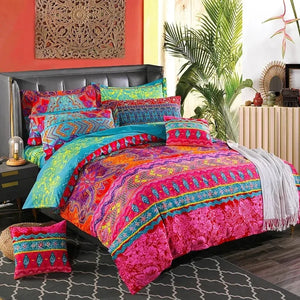 Parure de lit bohème motifs mandala installée sur un lit dans une chambre avec plante verte