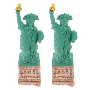 Lot de 2 statuettes de la Liberté résine vertes fond blanc