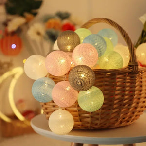 Guirlande lumineuse boules de coton multicolore dans panier osier