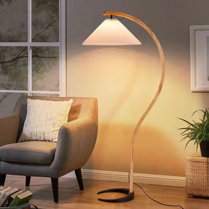 Lampadaire arc rétro bois hêtre abat-jour plissé blanc dans salon cosy
